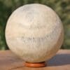 Bosnische calciet bol met een diameter van ca 11 cm