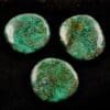 Chrysocolla amulet van ca 3,5-4,5cm breed en 1cm dik