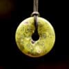 Atlantisiet donut hanger met zwart koord