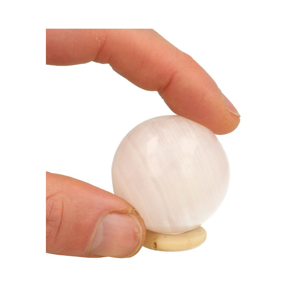 Fraaie zacht-roze mangano calciet bol van 4cm met houten ringetje, met hand voor de grootte