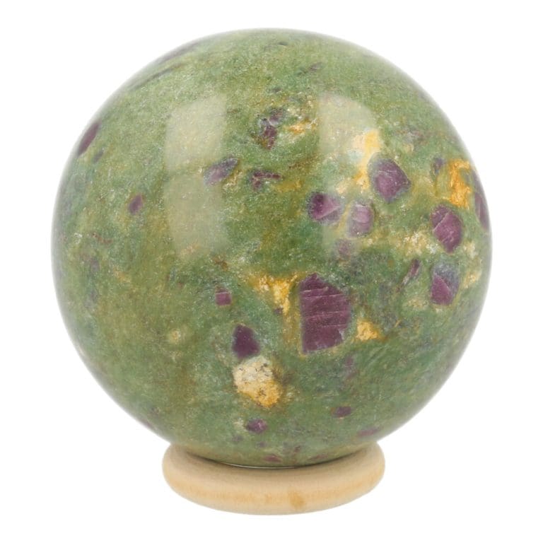 Robijn in fuchsiet bol met diameter van 57mm