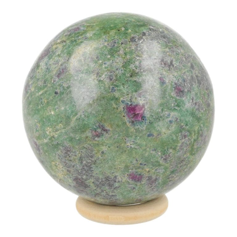 Robijn in fuchsiet bol met diameter van 60mm