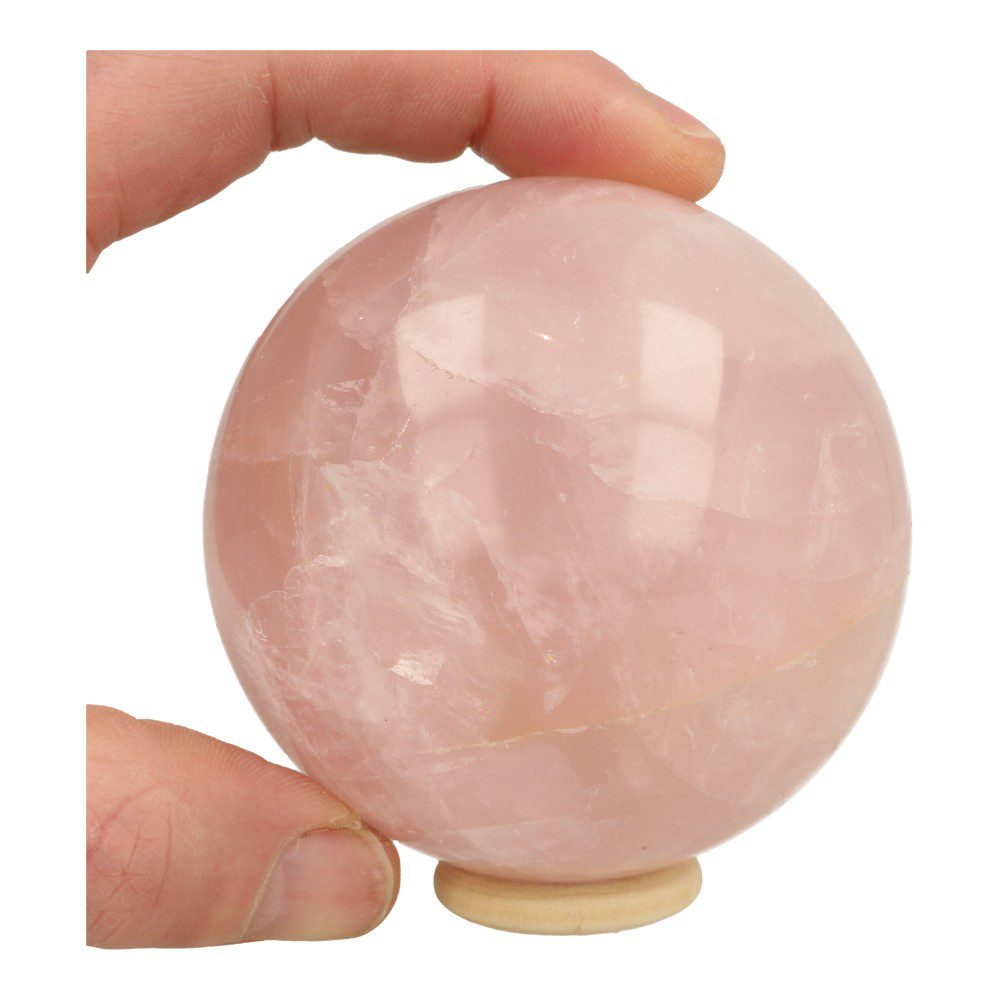 Fijne rozenkwarts bol van 82mm diameter op houten ringetje in hand