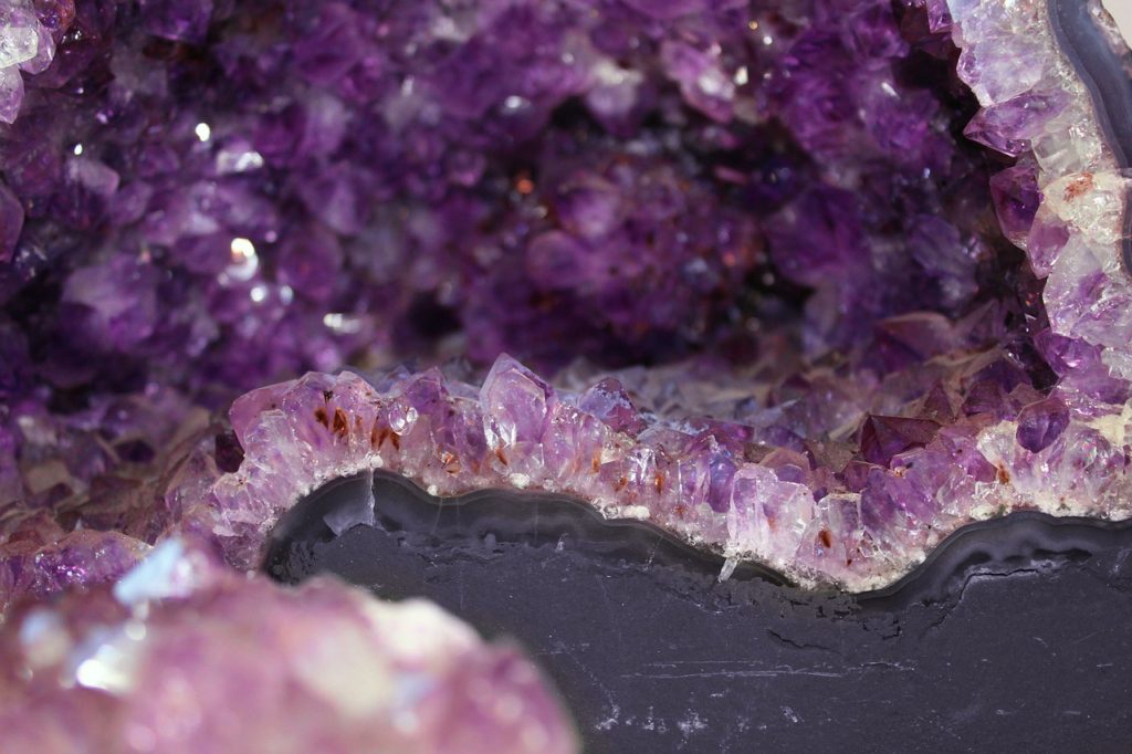 Edelstenen reinigen in een amethist geode