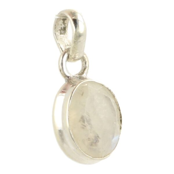 Fraaie facet geslepen witte maansteen hanger in zilver met hoogte van 1cm en mooi blauwe gloed