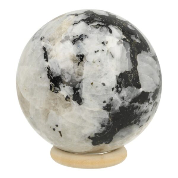 Fraaie witte- of regenboog maansteen bol met diameter van 7,5cm uit India en met houten ring