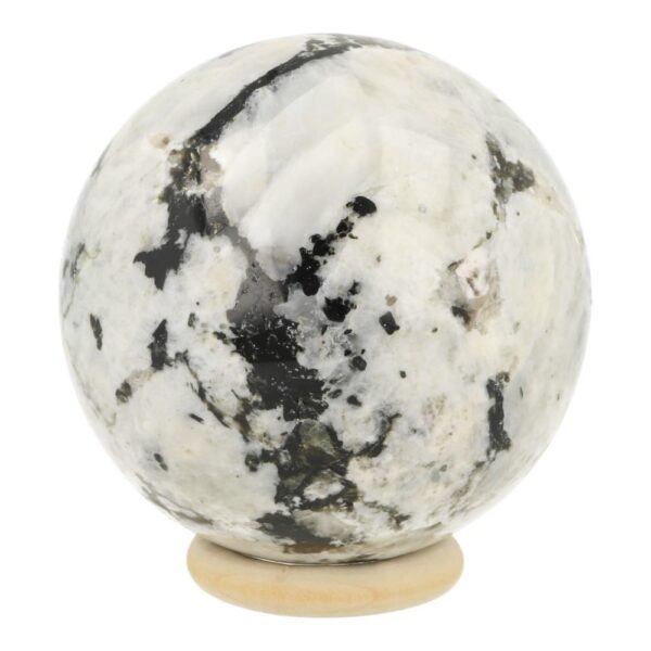 Fraaie witte maansteen bol met diameter van 76mm en houten ring