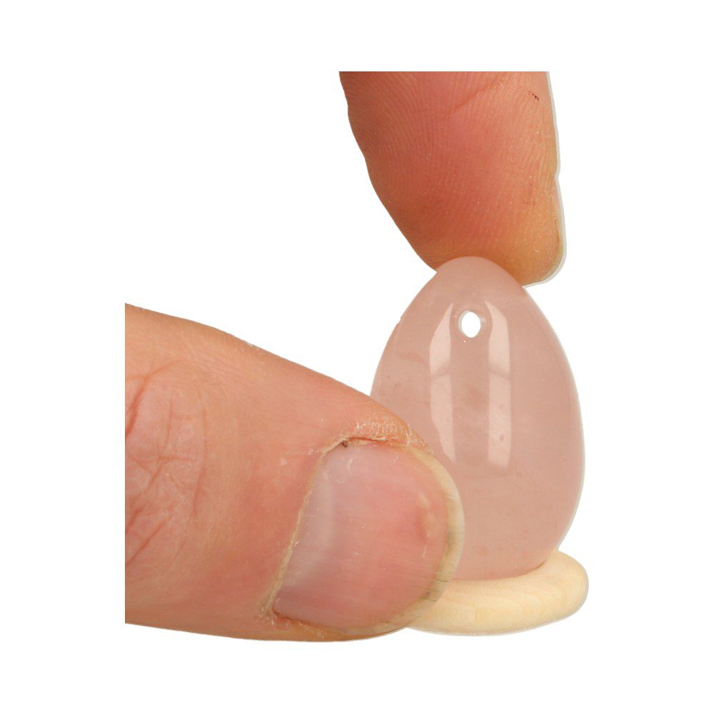 Fraai rozenkwarts yoni ei klein van 3cm hoog en met gaatje - detail in hand