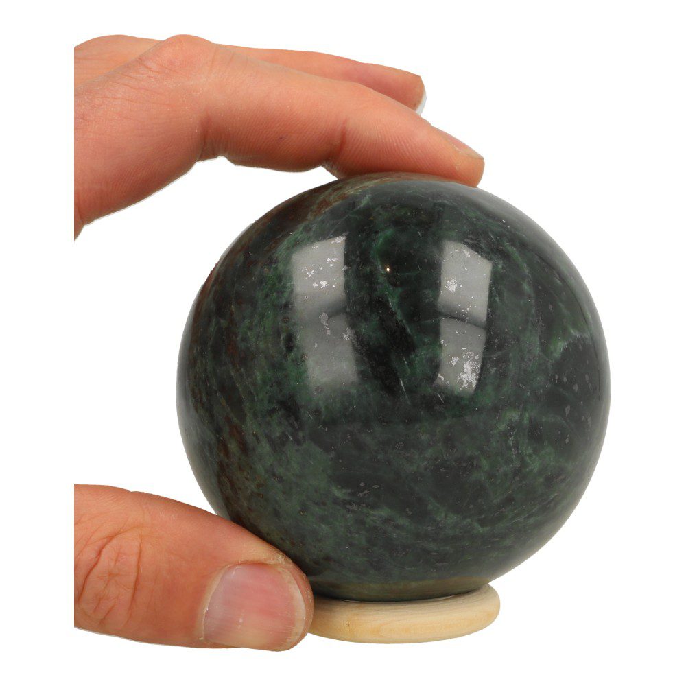 Fraaie grote jade bol met diameter van 87mm op houten ring - met hand