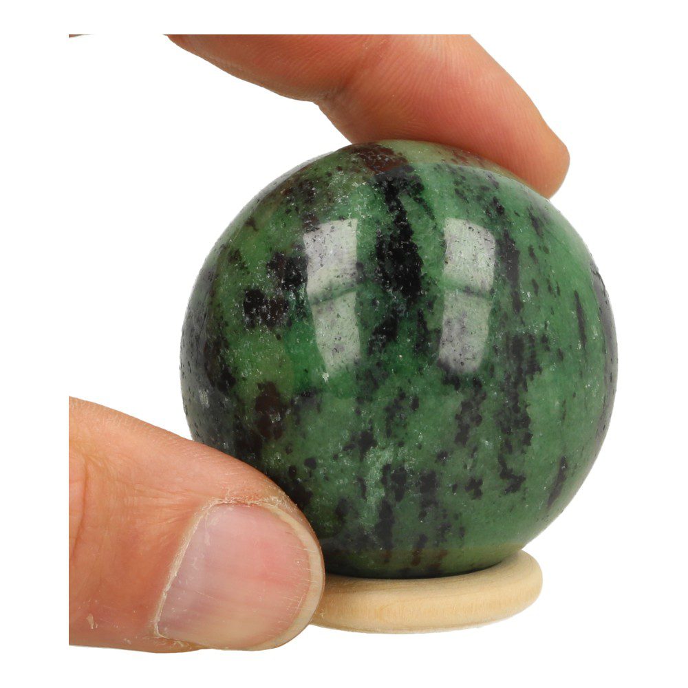 Robijn in zoisiet bol met diameter van 5cm 'nr2' uit India - in hand