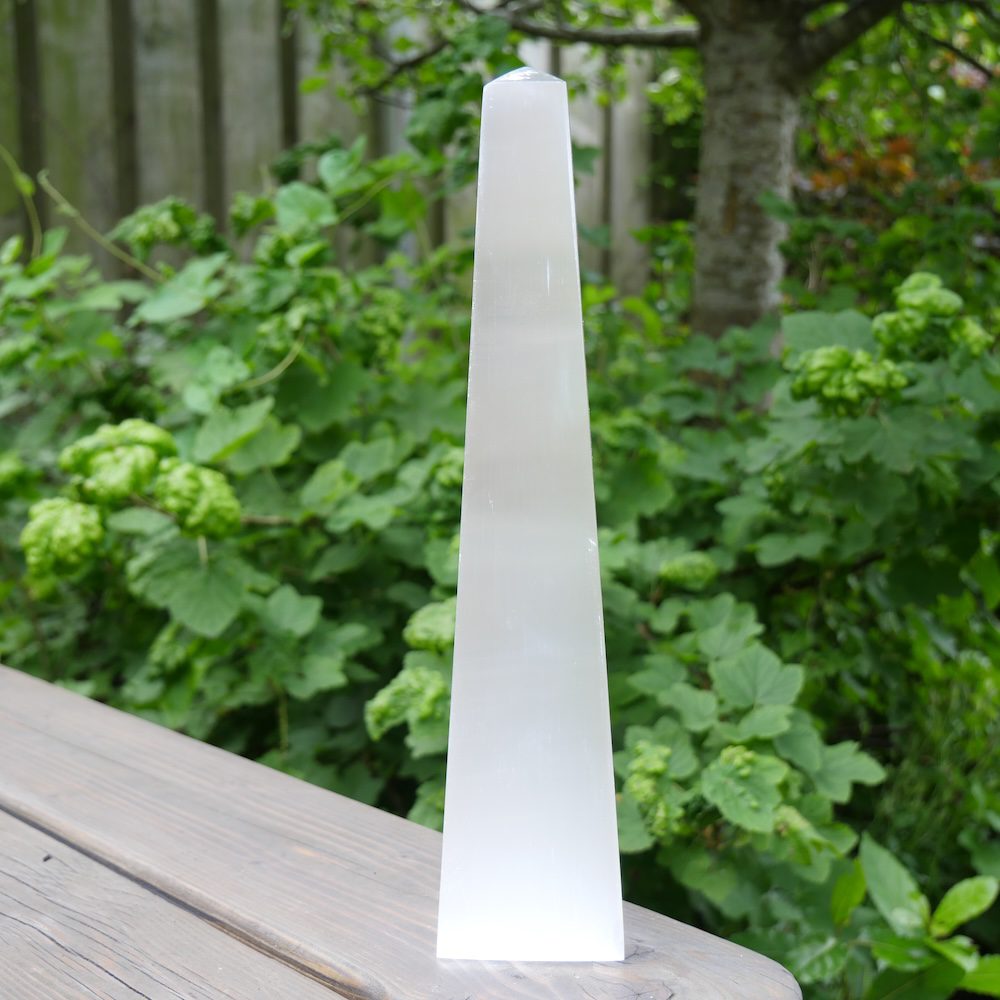 Fraaie seleniet obelisk XL van maar liefst 30cm hoog - vooraanzicht