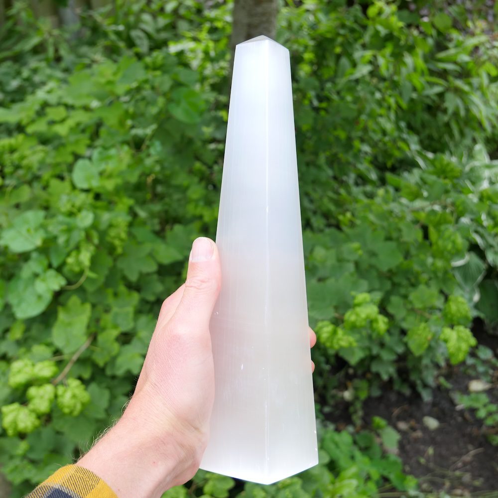 Fraaie seleniet obelisk XL van maar liefst 30cm hoog - in hand