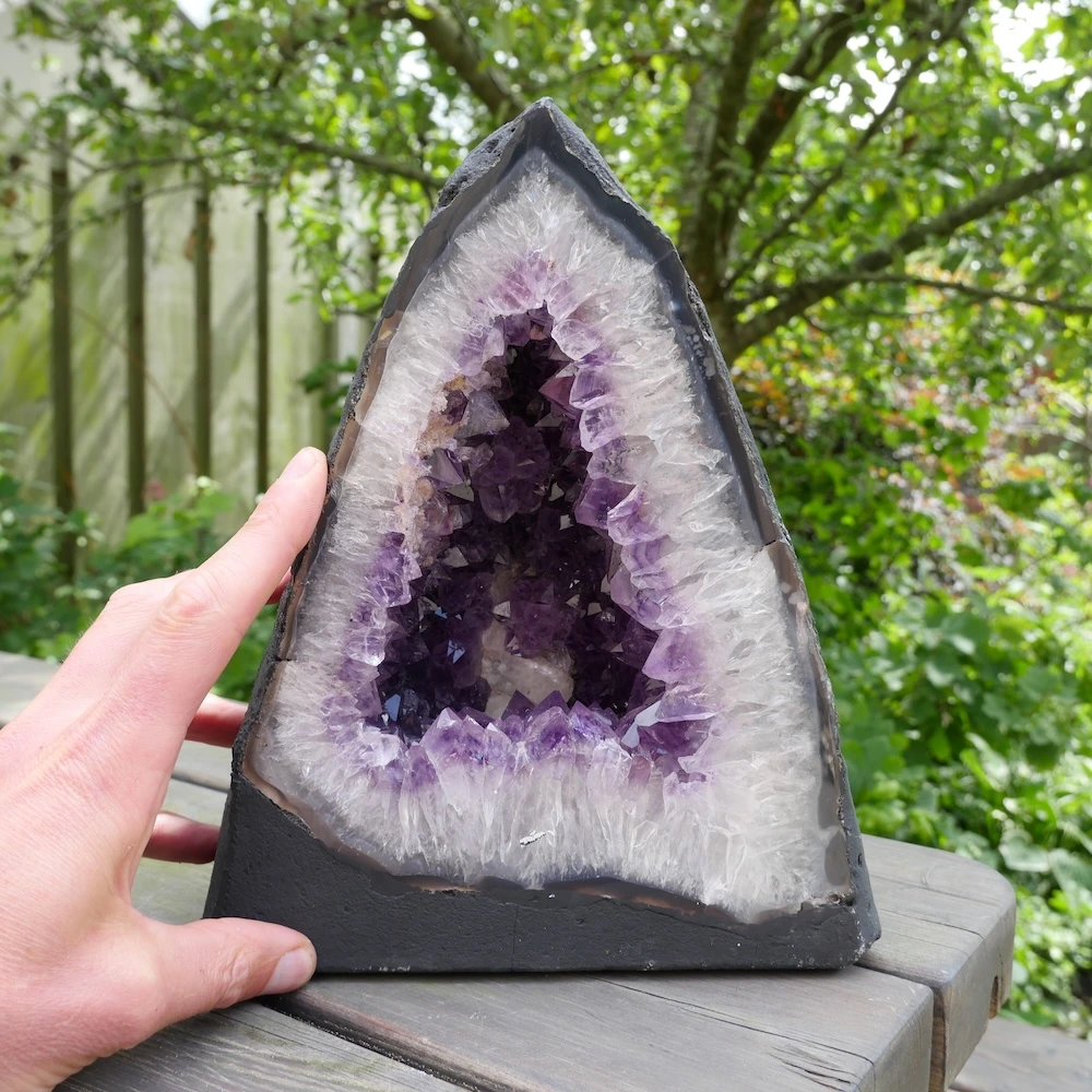 Leuke A-kwaliteit amethist geode van 8,45kg - met hand