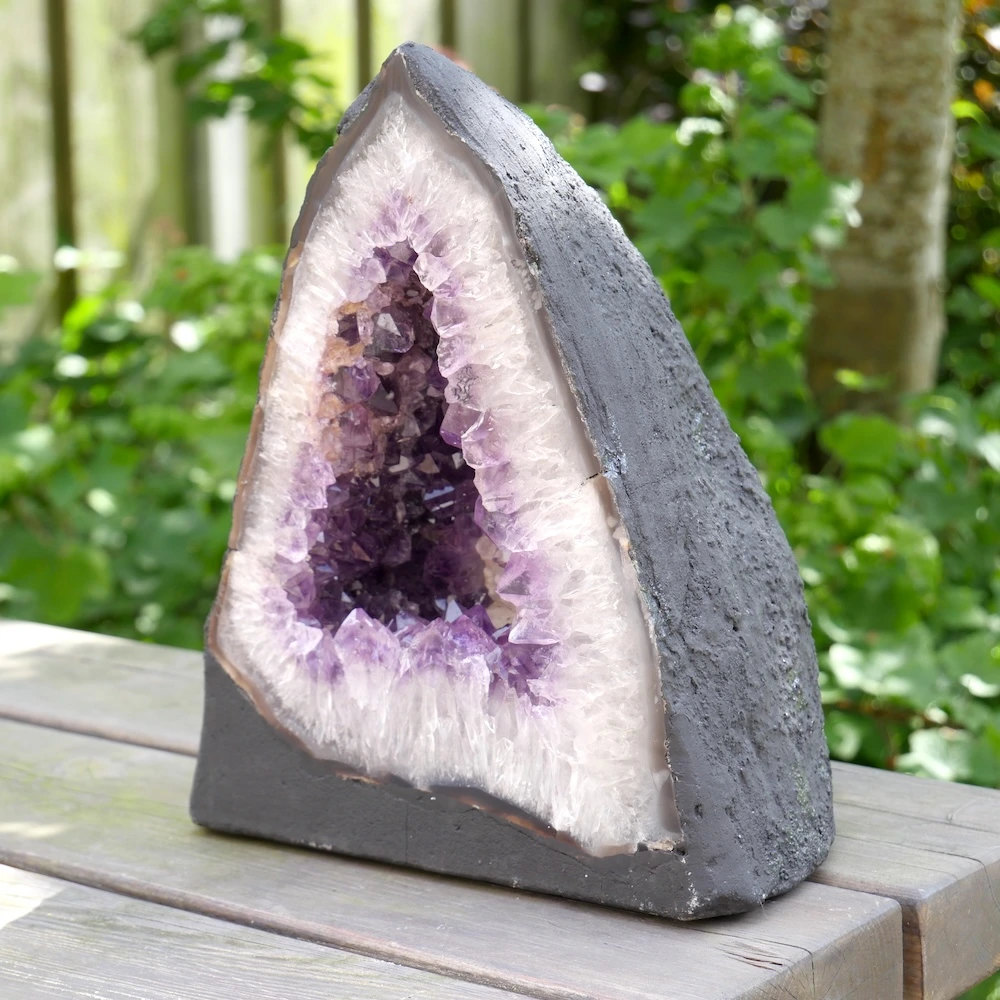 Leuke A-kwaliteit amethist geode van 8,45kg - zijaanzicht