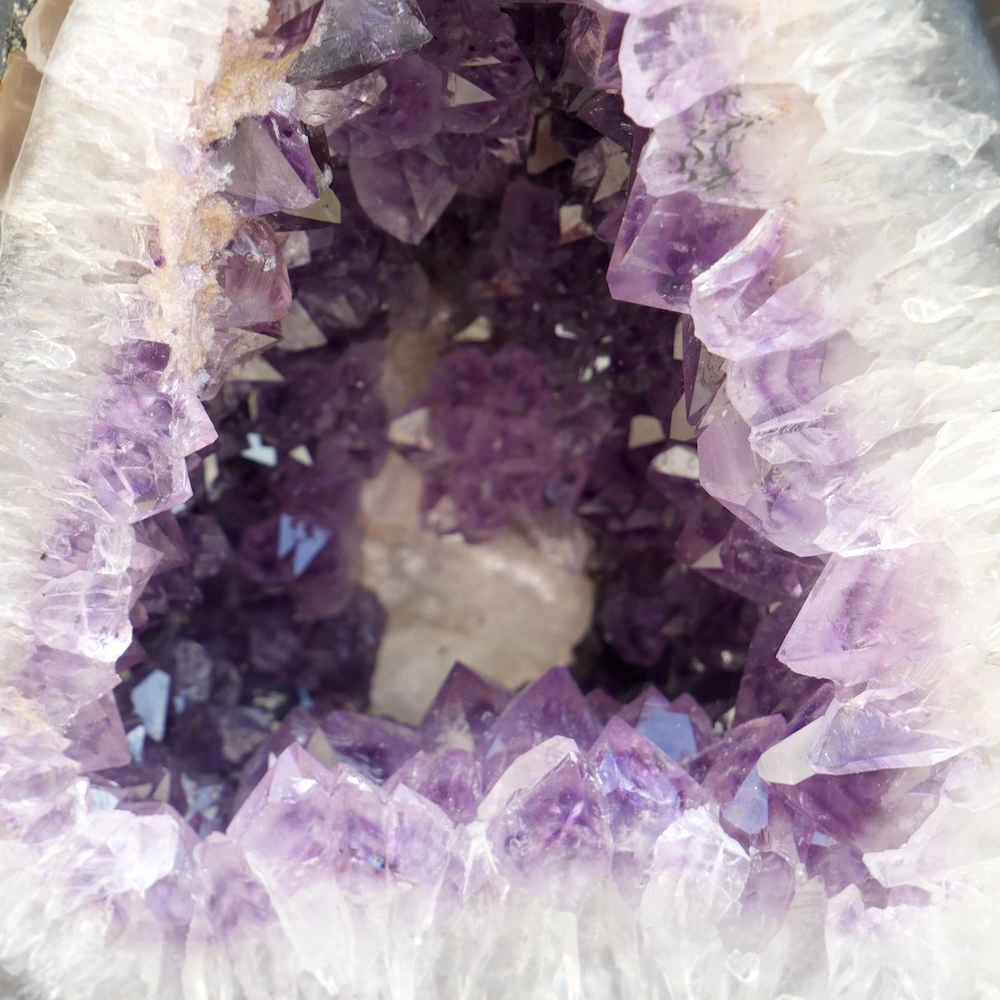 Leuke A-kwaliteit amethist geode van 8,45kg - detail binnenkant