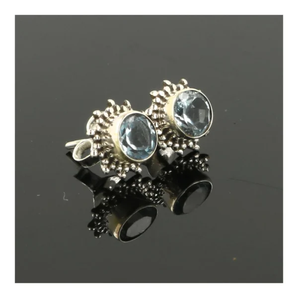 Blauwe topaas oorbel in zilver met afmeting van 4mm