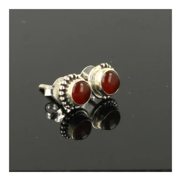 Fraaie rode carneool oorbel in zilver met diameter van 3mm