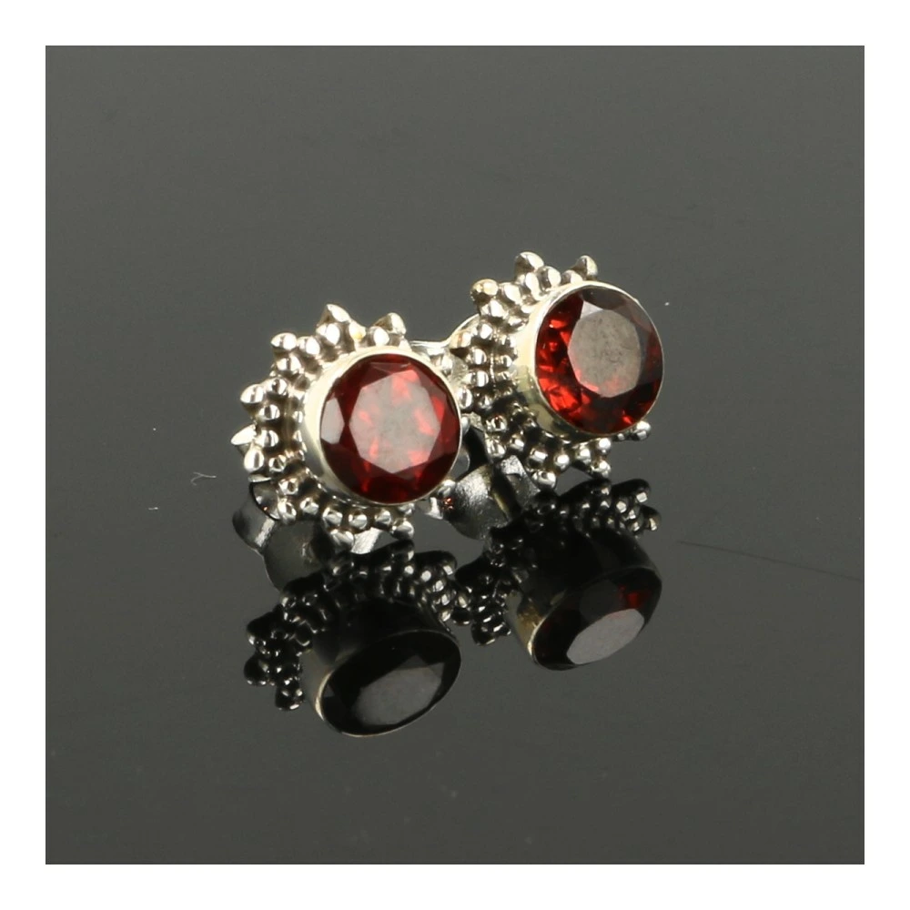 Granaat oorbel in zilver 4mm