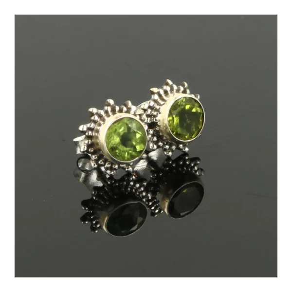 Frisse groene peridoot oorbel in zilver met diameter van 4mm en sierlijke rand