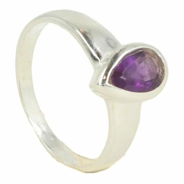 Fraaie amethist ring met facet geslepen amethist van 5 x 8mm