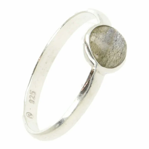 Fraaie, subtiele labradoriet ring van zilver met een labradoriet van 6mm