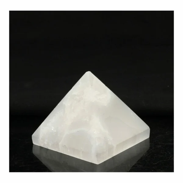 Seleniet piramide met zijdes van ongeveer 6cm een 5,5cm hoog