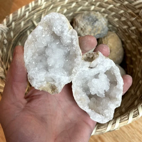Gekraakte bergkristal geode van 9-10cm breed