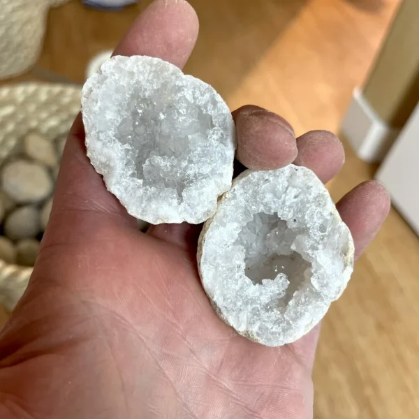 Fraaie bergkristal geode van 6-7cm, op verzoek gekraakt