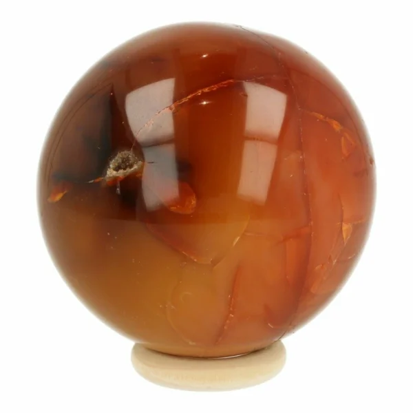 Fijne rode jaspis bol met diameter van 62mm op houten ring