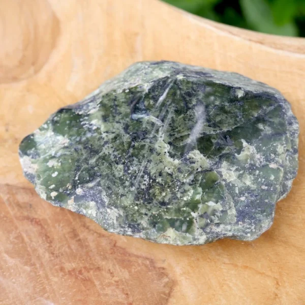 Fraaie enkelzijdig gepolijste jade nefriet van 11cm lang