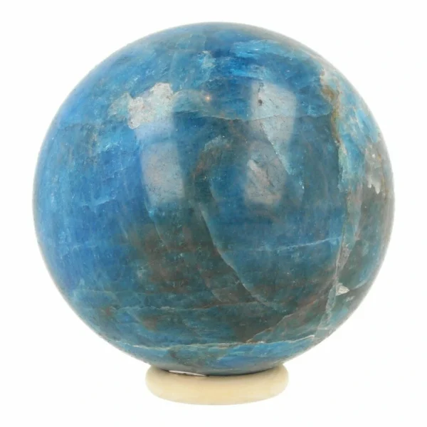 Mooie blauwe apatiet bol met diameter van 71mm op houten ring
