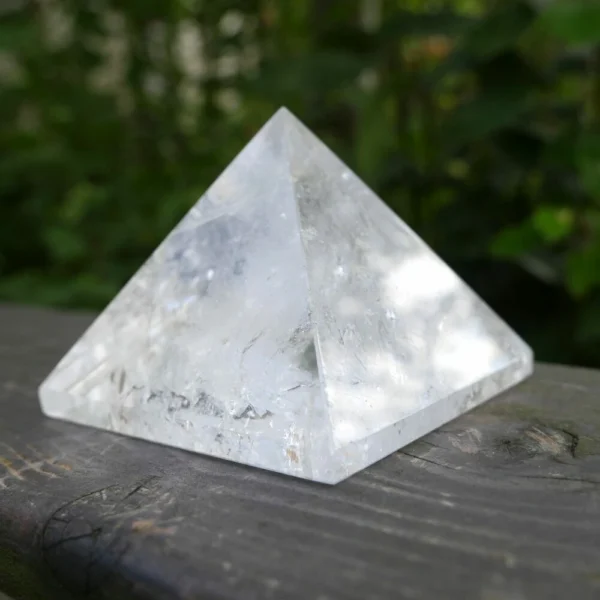 Mooie bergkristal piramide van hoge kwaliteit bergkristal en zijdes van 7cm