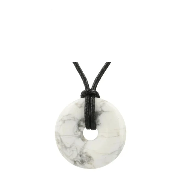 Fijne howliet donut hanger met diameter van 3cm aan zwart waxkoord