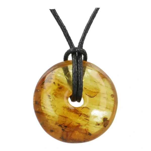 Fijne barnsteen donut met diameter van 32mm aan zwarts waxkoord (nr.1)